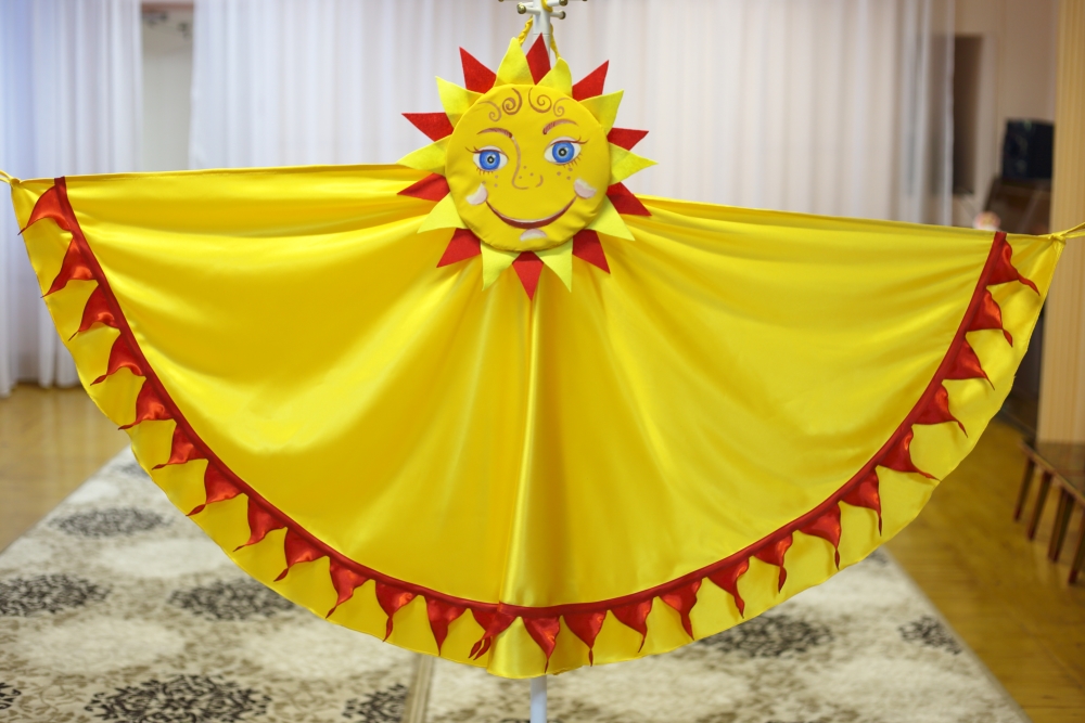 Солнце с лентами на масленицу. Театральная кукла платковая. Костюм солнца. Костюм для солнца в детском саду. Костюм солнышко.